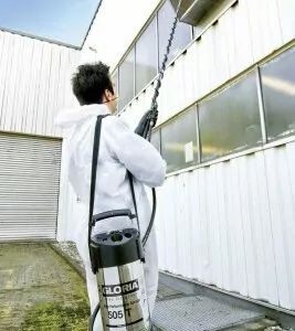 Sanerare med sprayer